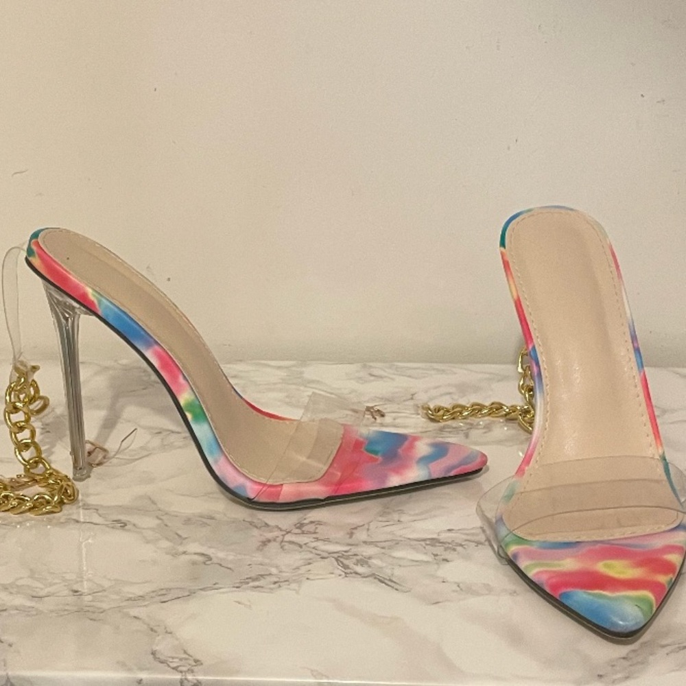 PrettyLittleThing Rainbow Stilletos with Gold Ankle Chain Closure <3

Fits 7-7.5